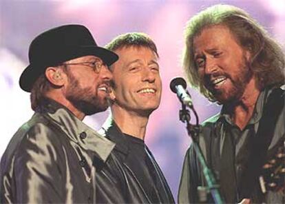 Maurice, Robin y Barry Gibb, miembros de los Bee Gees, en una imagen de 1998.