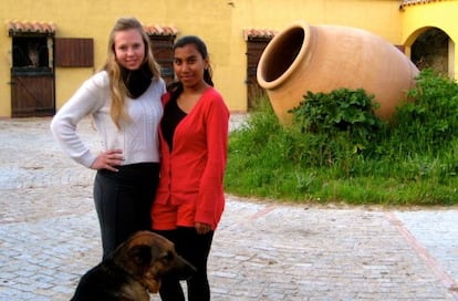 La alumna norteamericana Dana Anderson y su amiga Luc&iacute;a Mu&ntilde;oz.