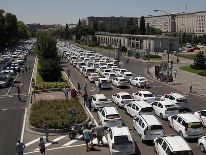 Taxis en huelga, el 31 de julio, en la zona de Nuevos Ministerios de Madrid.