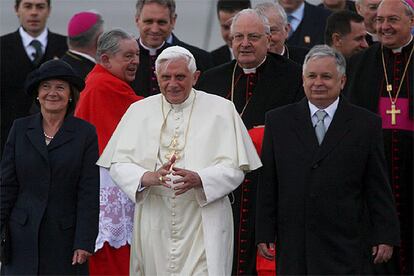 Joseph Ratzinger es recibido por el presidente polaco, Lech Kaczynski, y su esposa, María Kaczynska. El Pontífice tiene previsto visitar los campos de concentración nazis en su visita a Polonia.