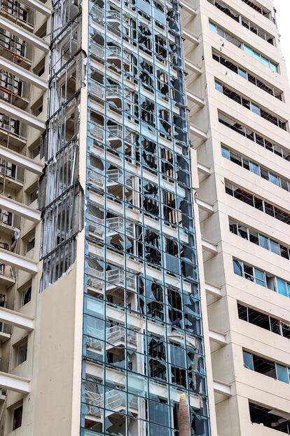 La fachada de un edificio devastado por el paso del huracán 'Otis', en la ciudad costera de Acapulco, este jueves. 