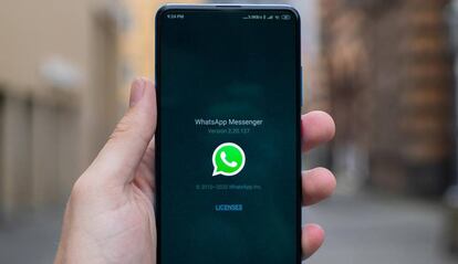 Aplicaicón WhatsApp en un móvil