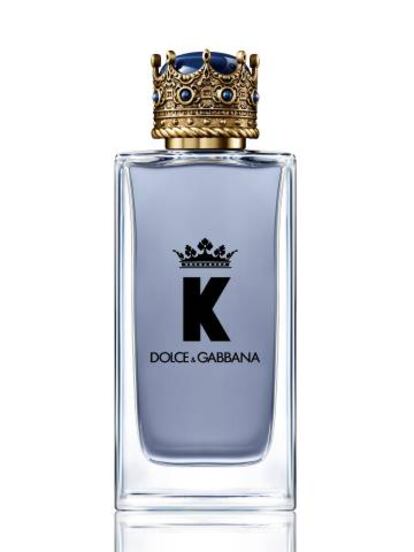 Ningún frasco ha sabido capturar tan bien el espíritu de un perfume como K by Dolce & Gabbana. De formas arquitectónicas y contemporáneas, la corona está realizada de forma artesanal con partículas de oro de 24 quilates. No hay una igual.