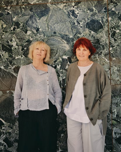 Las arquitectas Yvonne Farrell, a la izquierda, y Shelley McNamara, fotografiadas en pabellón Mies Van Der Rohe de Barcelona en mayo de 2022. 