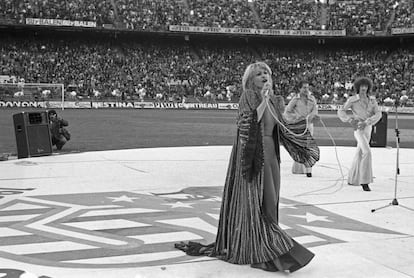La cantante Raffaella Carrà durante su actuación en los actos conmemorativos del 75 aniversario del Atlético de Madrid, celebrados en el estadio Vicente Calderón de la capital tras el partido que le enfrentó contra la selección brasileña, el 21 de abril de 1978.