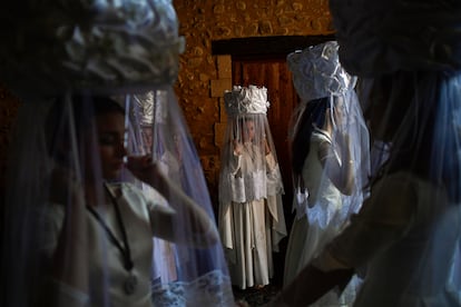 Procesión de las Doncellas en Santo Domingo de la Calzada (La Rioja), el miércoles, tras dos años sin salir debido a la pandemia. Durante la celebración, las jóvenes sostienen canastos con pan sobre sus cabezas, en homenaje al santo, conocido por ayudar a los pobres. 