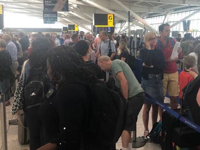 Pasajeros de British Airways esperan en el aeropuerto de Heathrow , el más grande de Reino Unido.