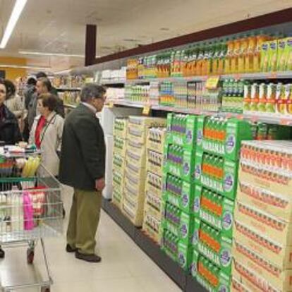 Imagen de archivo de un supermercado de Madrid que muestra en sus estanterías paquetes familiares.