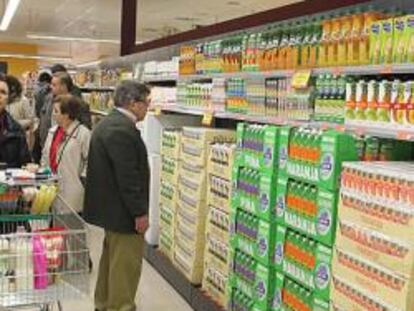 Imagen de archivo de un supermercado de Madrid que muestra en sus estanterías paquetes familiares.