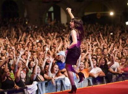 Eva Amaral, durante el <i>show </i>que ofreció con su grupo el pasado 10 de julio en el Poble Espanyol de Barcelona, al que asistieron alrededor de 5.000 personas.