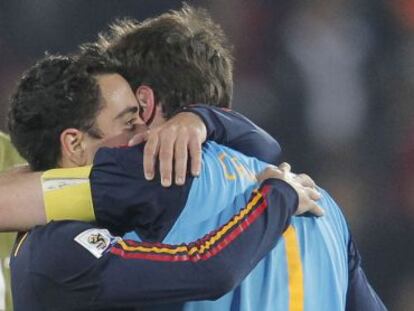 Xavi y Casillas se abrazan en el pasado Mundial.