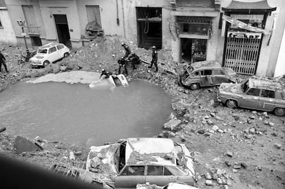 Socavón en la calle de Claudio Coello por la explosión contra el coche del almirante Luis Carrero Blanco, el 20 de diciembre de 1973.