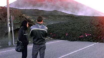<font size="2"><b>El Etna escupe lava por un nuevo cráter nueve años después de la última erupción </b></font><br>(AP)