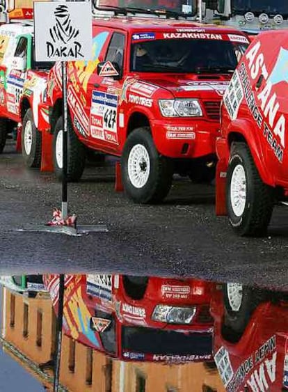 Varios coches del Rally Dakar, ayer en Lisboa.<b>