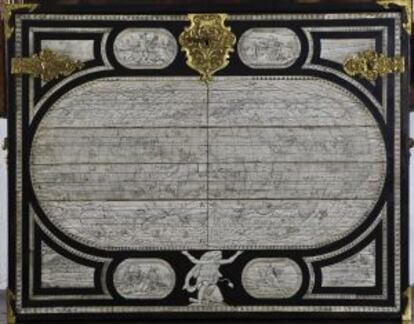 Frontal del bargueño del taller de Jacopo Fiammingo realizado en Nápoles en 1609 en ébano y marfil, con dibujos en mapamundi y planos de ocho ciudades, considerado una auténtica joya.