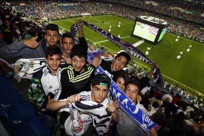 Un grupo de chavales espera la llegad de los jugadores del Real Madrid en el Santiago Bernab&eacute;u. 