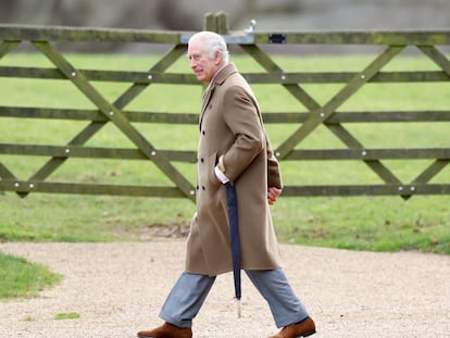 El rey Carlos III asiste al servicio dominical en la iglesia de Santa María Magdalena, el 7 de enero de 2024 en Sandringham (Inglaterra).