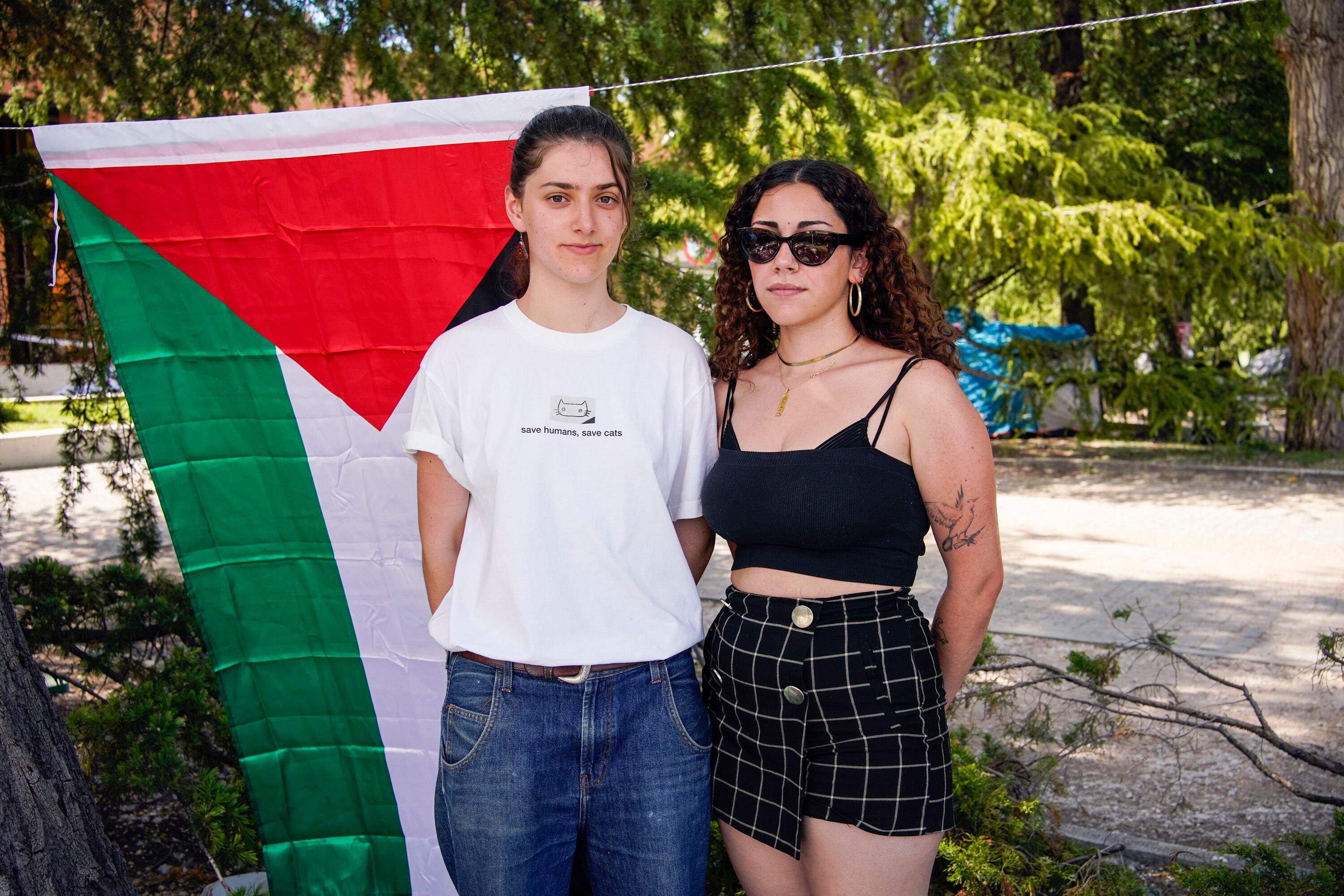 A la izquierda Enma, estudiante de Bellas Artes, y a la derecha Lucía, alumna del máster en Formación del Profesorado, el pasado sábado en la acampada de Ciudad Universitaria de Madrid.