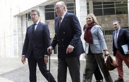 Don Juan Carlos de Borbón y la infanta Elena, con Alberto Núñez Feijóo en un campeonato de de Vela en Santiago de Compostela, el pasado octubre.