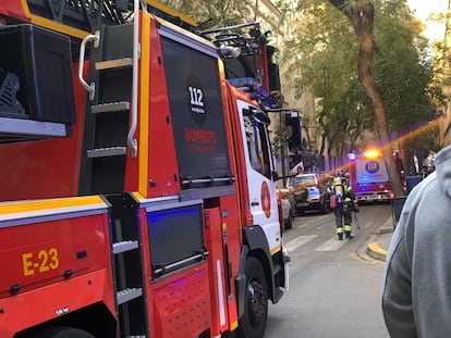 Bomberos en el incendio de la residencia Bertran i Oriola