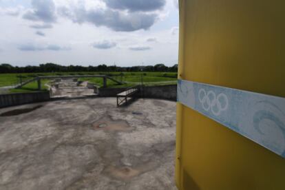 El logotipo de los anillos olímpicos descolorido junto al estadio de kayak de aguas bravas.