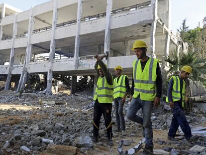 Trabajadores palestinos limpian esgombros de una escuela de la UNRWA, en Gaza, destruida durante el reciente conflicto entre Israel y Ham&aacute;s. 
