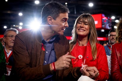 El presidente del Gobierno, Pedro Snchez, junto a su esposa, Bego?a Gmez, durante el 41 Congreso Federal del PSOE en Sevilla.