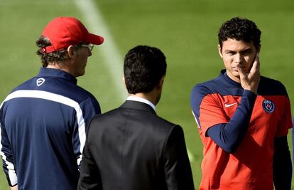 Thiago Silva hablando con el técnico del PSG, Laurent Blanc, durante la sesión de entrenamiento previa al partido que les enfrentará al Chelsea, correspondiente a la ida de los cuartos de final de la Champions League.