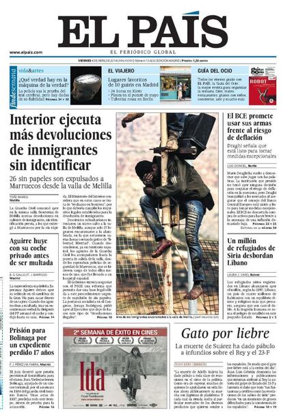 El incesante flujo de inmigrantes en las ciudades autónomas se intentaba atajar con "rechazos en frontera", lo que no dejaban de ser devoluciones en caliente, sin identificación previa, a territorio marroquí. Esta portada muestra a uno de 27 inmigrantes que se encaramó el 3 de abril a la valla de Melilla al grito de "libertad, libertad".<p> <b>Noticia</b>: <a href="http://politica.elpais.com/politica/2014/04/03/actualidad/1396516575_104252.html" target="blank">Interior consuma nuevas expulsiones sin identificación previa en Melilla</a>