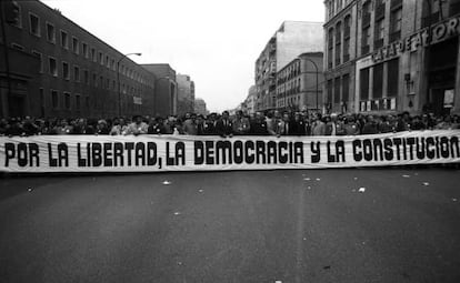 Cabeza de la manifestaci&oacute;n que, bajo el lema &quot;Por la libertad, la democracia y la Constituci&oacute;n&quot;, recorri&oacute; las calles de Madrid el 27 de febrero de 1981 en contra del intento de golpe de Estado del 23-F