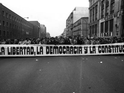 Cabeza de la manifestaci&oacute;n que, bajo el lema &quot;Por la libertad, la democracia y la Constituci&oacute;n&quot;, recorri&oacute; las calles de Madrid el 27 de febrero de 1981 en contra del intento de golpe de Estado del 23-F