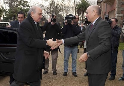 Momento del encuentro entre el ministro del Interior, Jorge Fernández, y el consejero vasco de Interior, Rodolfo Ares, en Leioa (Bizkaia)