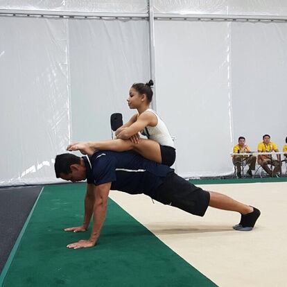 Ela também ajuda no treinamento dos colegas.