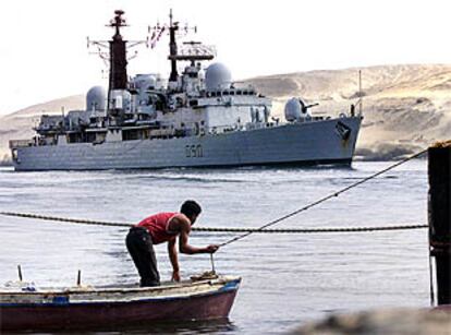 El barco de guerra <i>Southampton</i>, que forma parte de un convoy de 12 buques británicos que se dirige a Omán, cruza el canal de Suez.