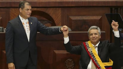 Lenín Moreno (à direita) assume o cargo de presidente do Equador em maio passado ao lado de seu antecessor, Rafael Correa