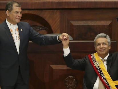 Lenín Moreno (à direita) assume o cargo de presidente do Equador em maio passado ao lado de seu antecessor, Rafael Correa