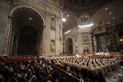 Una vista de la Baslica de San Pedro durante la misa de 'la Noche de Navidad' celebrada por el Papa Francisco.