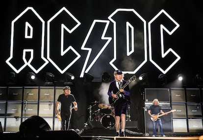 El logotipo creado por Gerard Huerta coronando el escenario de AC/DC en el último concierto del grupo, en el festival Power Trip, en octubre de 2023 en Indio, California. De izquierda a derecha, Brian Johnson (voz), Angus Young (guitarra) y Cliff Williams (bajo).