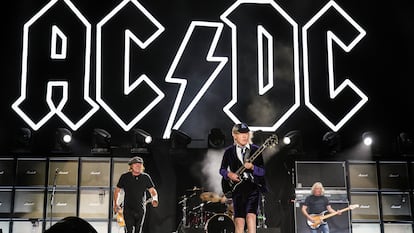 El logotipo creado por Gerard Huerta coronando el escenario de AC/DC en el último concierto del grupo, en el festival Power Trip, en octubre de 2023 en Indio, California. De izquierda a derecha, Brian Johnson (voz), Angus Young (guitarra) y Cliff Williams (bajo).