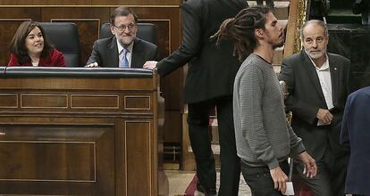 El diputado de Podemos Alberto Rodríguez (d) pasa ante el presidente del Gobierno en funciones, Mariano Rajoy, antes de votar la elección del presidente del Congreso.