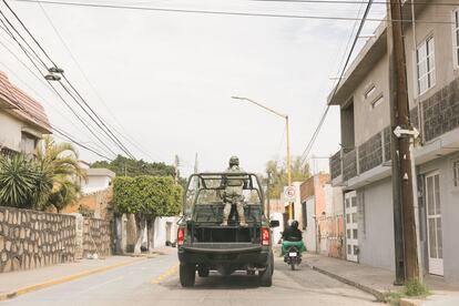 El Ejército Mexicano patrulla la ciudad de Salamanca, Guanajuato, el 20 de enero de 2024. 