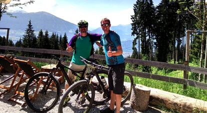 El autor con Andreas Reiter en el Umbrüggler Alm, Cordillera Nordkette.