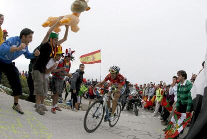 Nibali, en plena ascensión a la Bola del Mundo.