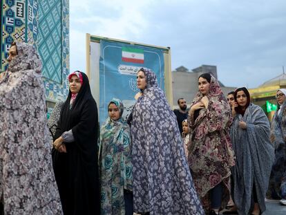 Unas mujeres hacen cola para votar, este viernes en Teherán.