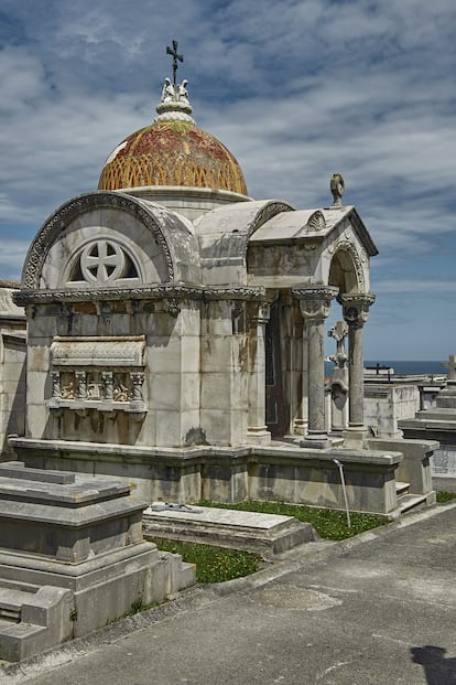 Panteón de la familia Pardo, del arquitecto Javier González Riancho y construido por Diego Casanueva, ubicado en el cementerio municipal cántabro de Ciriego.