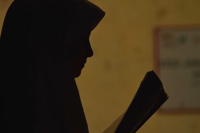 Una refugiada afgana en la escuela en Karachi (Pakistán), el 26 de septiembre.