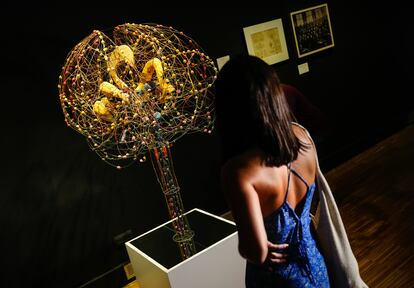 Una mujer observa un mapa neurológico en la muestra 'Cerebro(s)' del Centro de Cultura Contemporánea de Barcelona (CCCB).