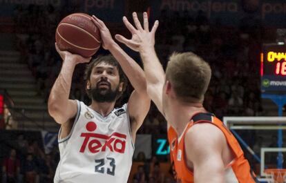 Llull lanza a canasta