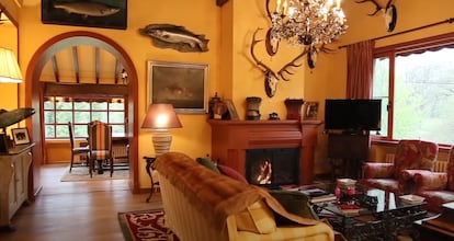 El salón principal de la vivienda, decorado con trofeos de caza y pesca. Captura de un video promocional de Sauber Real State.  