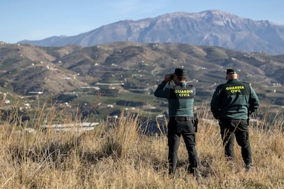 Dos agentes del grupo Roca de la Guardia Civil vigilaban la zona rural de La Axarquia, para controlar los robos en el campo y detectar las plantaciones de marihuana de la zona.